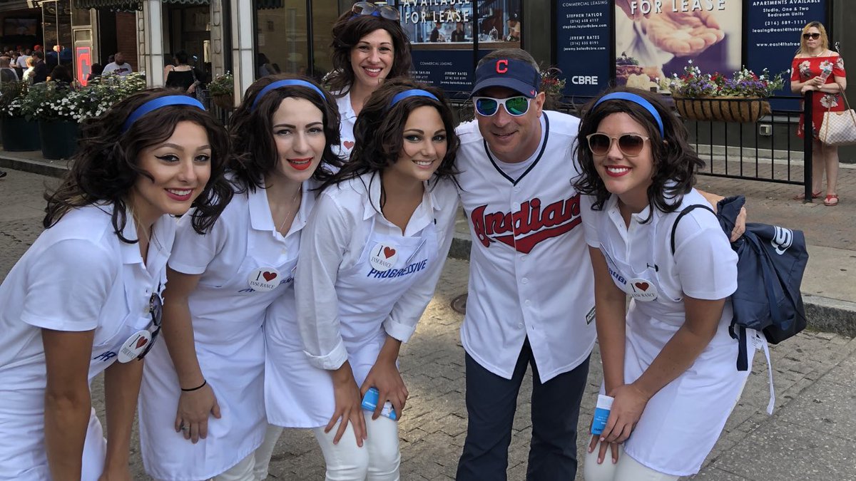 zonemat's tweet photo. Flo and some ๐ look alike friends found me on E. 4th street. I see you!
#FindFlo @Progressive https://t.co/NcyAE1Rm61