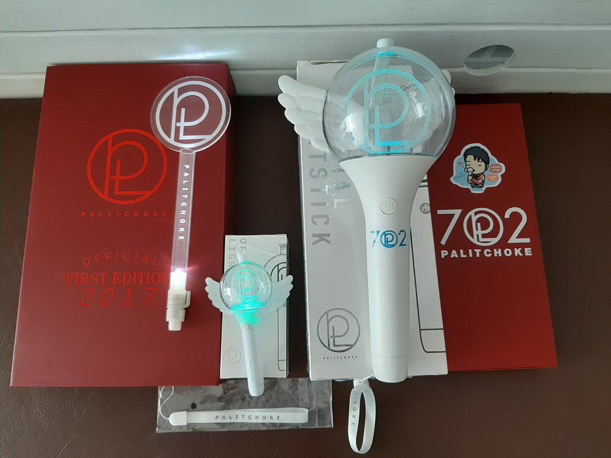 OneLaPeck's tweet photo. ครบทั้ง 3 version แล้ว ชีวิตติ่งอย่างนุช ก็ complete แล้วเช่นกัน รอไปโบกที่อิมแพคปีหน้าเลยนะเฮีย #เป๊กผลิตโชค #พลังแสงแห่งนุช #มินิบงกุ๊กกิ๊กกุ๊กกิ๊ก https://t.co/fRx4x9LKJz