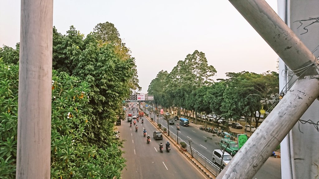 RidwanSykes's tweet photo. Depan rumah~ https://t.co/46zpfCU3X6