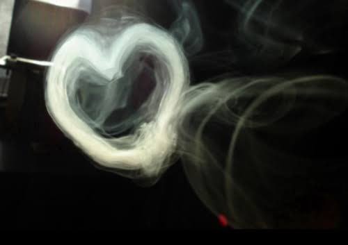 竜ノ介 シーシャ はちグラム 水タバコ吸ってるお客様あるあるなんですけど 輪っかをつくる練習をし過ぎてインターバルを置かずに吸い過ぎて酸欠になって気分悪くなる 方がたまーーーにいらっしゃいます こちらもお客様が吸うペースをある程度把握して