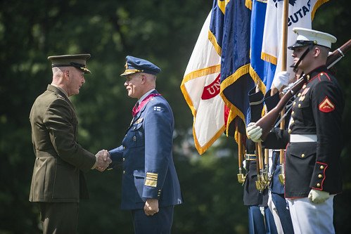 Puolustusvoimat's tweet photo. Puolustusvoimien komentajalle, kenraali Lindbergille myönnettiin Legion of Merit -kunniamerkki komentajakaudestaan vuosina 2014-2019.
The Legion of Merit, degree of commander, is awarded to General Jarmo Lindberg.
#FINUS100 #USFIN100
https://t.co/DKkgW5ExfT https://t.co/CQGx7fodn1