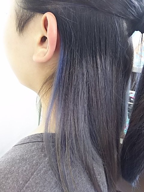 小橋玲央菜 今月の マニパニ のカラーは エレクトリックアメジスト で黄ばみ消しして その上から ショッキングブルー を重ね塗りしてみました