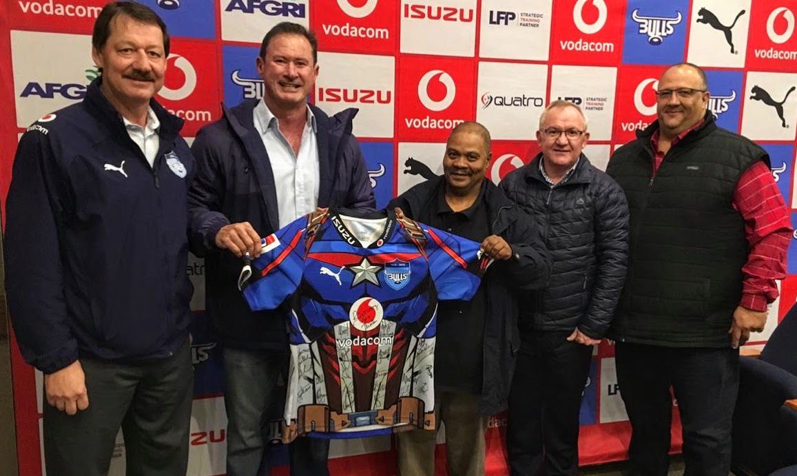 JJB65lovesJESUS's tweet photo. For the first time in 10 years the BBco makes an Effort to support Community Rugby!
@BlueBullsRugby President Willem Strauss &amp; BBco CEO @AlfonsMeyer presented one signed signed @vodacom Bulls jerseys per club to 12 Carlton B Clubs for fundraising purposes. 🏉🏆🏉
#BullsFamily https://t.co/RfQhPW13SX