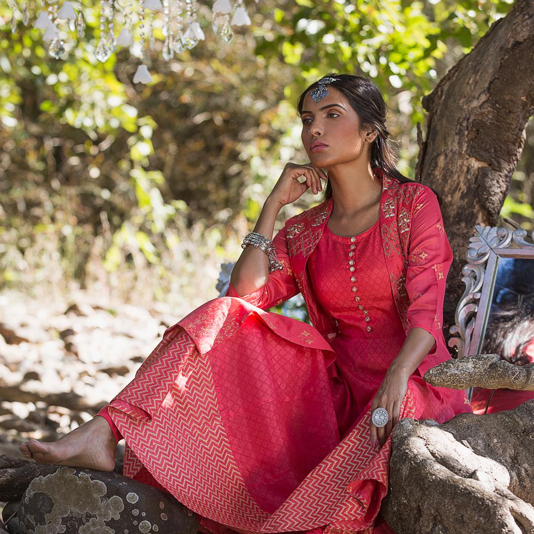 "Elegance is not about being noticed, it's about being remembered"

#jashn #ss19 #OjasByJashn #fashion #indianethnicwear #indianfashion #ethnic #Red #Gold #Motifs #rustic #purefabric #love #indianwomen #supriyaaiman #bollywood #sehrishqureshiphotography #Kurti #Kurtilove  #Kurtis