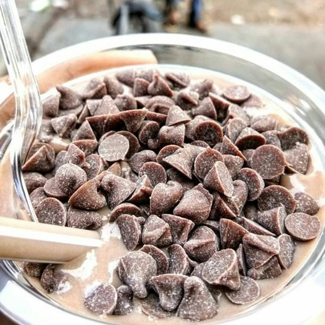 hungrito's tweet photo. Cold Coco: A heaven for chocolate lovers. This one will ensure to fulfill all your chocolate cravings! 🍫❤
. 
Place: HL College Road
PC: @rocking_rags
. 
#hungrito #coldcoco #dessert #sweettooth #food #chocolate #morning #cravings #chocolatecravings #foodinahmedabad #ahmedabad https://t.co/ETcyzozCf1