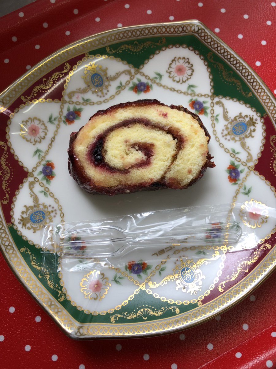 yamatatu_jimuin's tweet photo. こんにちは、鈴木です🌻

久しぶりによいとまけを食べました🍰
なまら美味しかったですよ❤️

苫人なら誰でも食べたことがあると思います‼️
苫小牧を代表する銘菓「よいとまけ」を食べたことがない方も久しく食べてない方もぜひ、食べてみて下さい😋
＃よいとまけ
＃苫小牧
＃衆議院議員
＃山岡達丸 https://t.co/z4mBkOVGqS