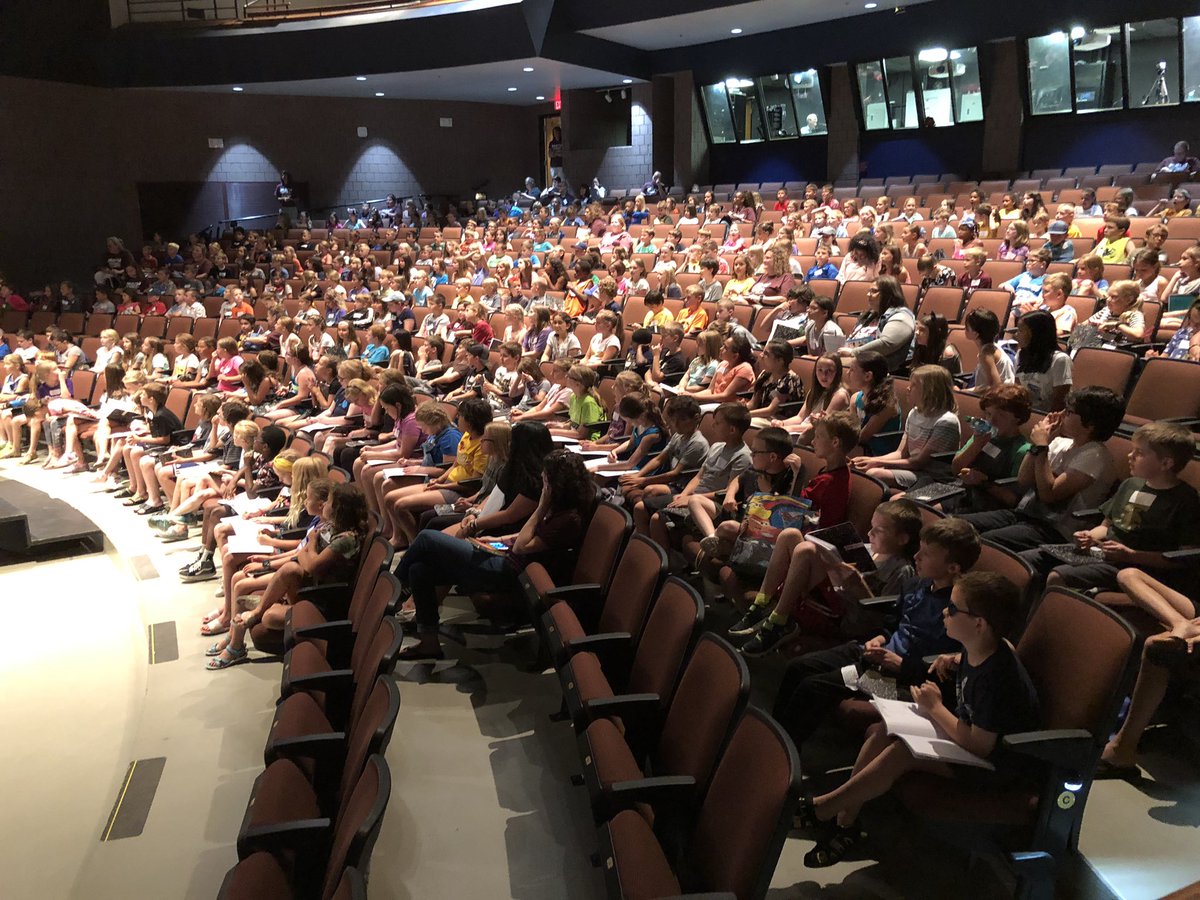 jillbless's tweet image. The Draw Off #nErDcampmiJr What a fun session!  @ethelfred @emmykastner @shelleyjohannes @ruthexpress #nerdcampmi2019