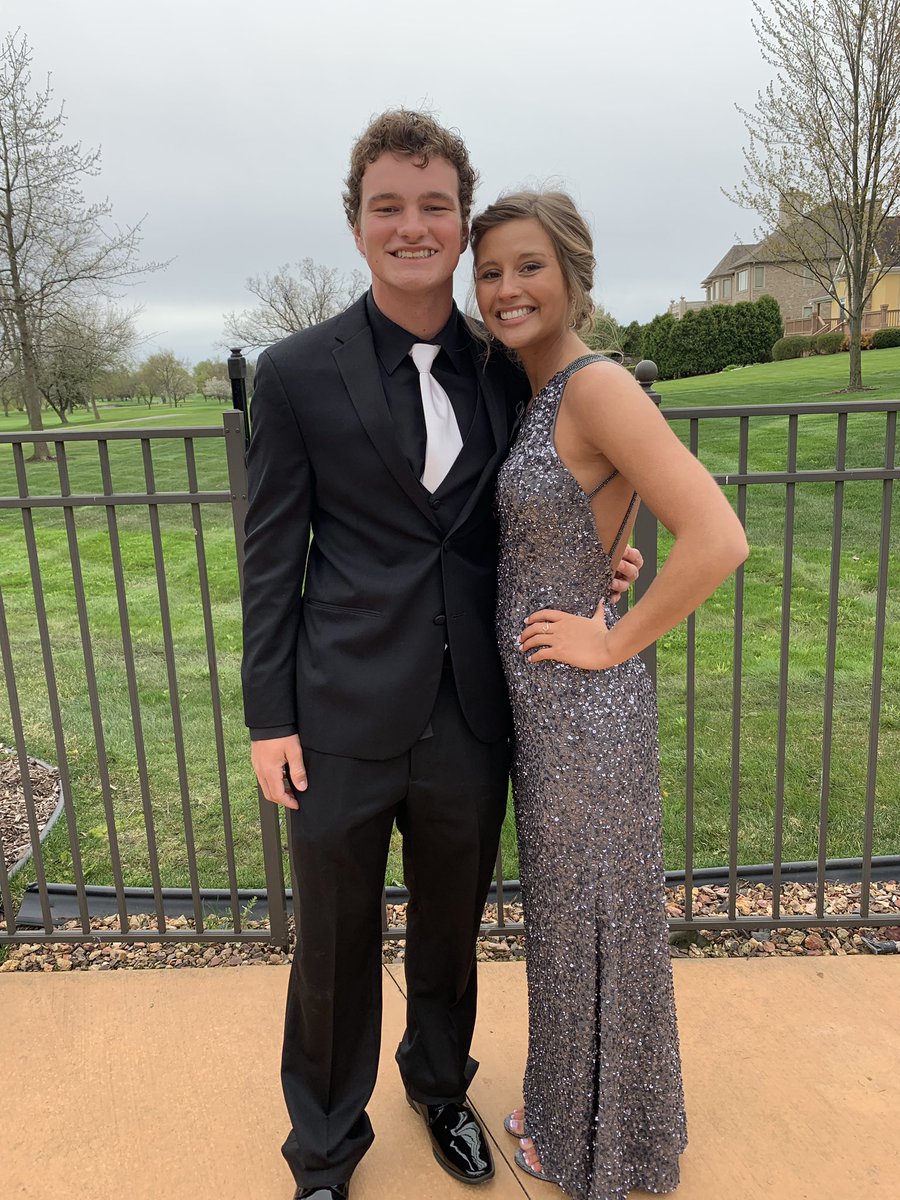 rileyrobinso10's tweet photo. happy birthday to my long time bff🥰thanks for being the best neighbor and for many great memories i will never forget! thanks for being such a great friend all these years KT💙 hope you had the best day, love you!! @SmallTison https://t.co/shdjDF6ZAn