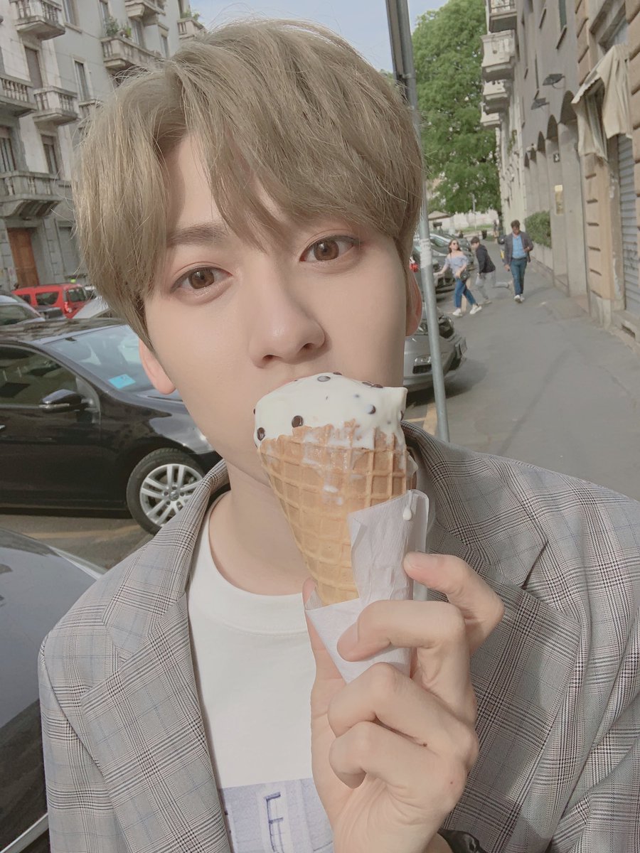 official_ONEUS's tweet photo. [#건희DAY🍦]

오늘도 찾아온 건희DAY💕 !!

[태양이 떨어진다 M/V in ITALY🇮🇹]
활동은 끝났지만 투문들한테 
보여주고 싶어서 담아온 사진들이에요!

첫 건희DAY는🍦!! https://t.co/ohnb9n471Y