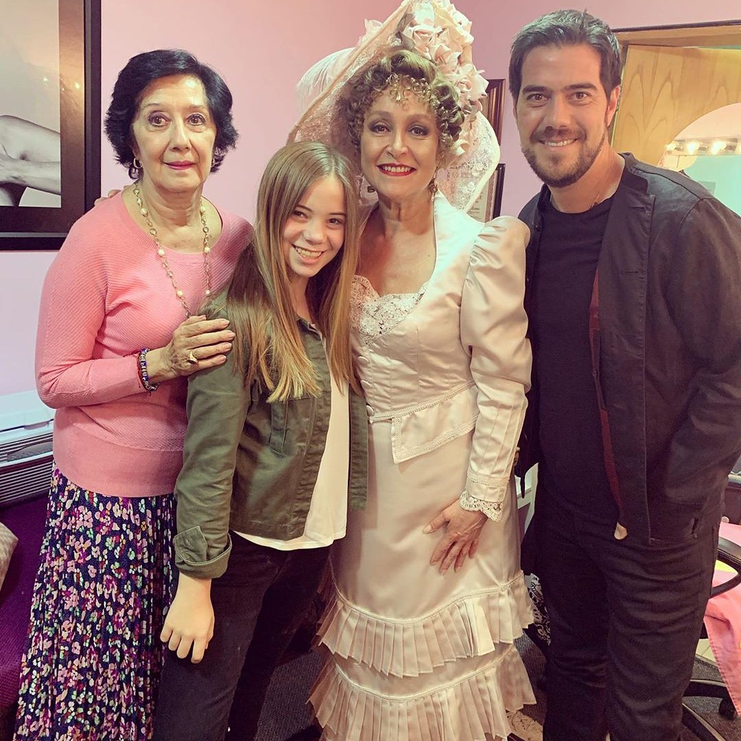 DanielaRomoBr's tweet photo. #Repost @calaco99
• • • • •
Mi querida comadre que gusto verte brillar en el escenario. Gracias como siempre por tu cariño. Te admiro y te quiero harto!! Mucha 💩 en lo que viene. #DanielaRomo #hellodollymx #teatrodelosinsurgentes https://t.co/9J9jQdN1gF