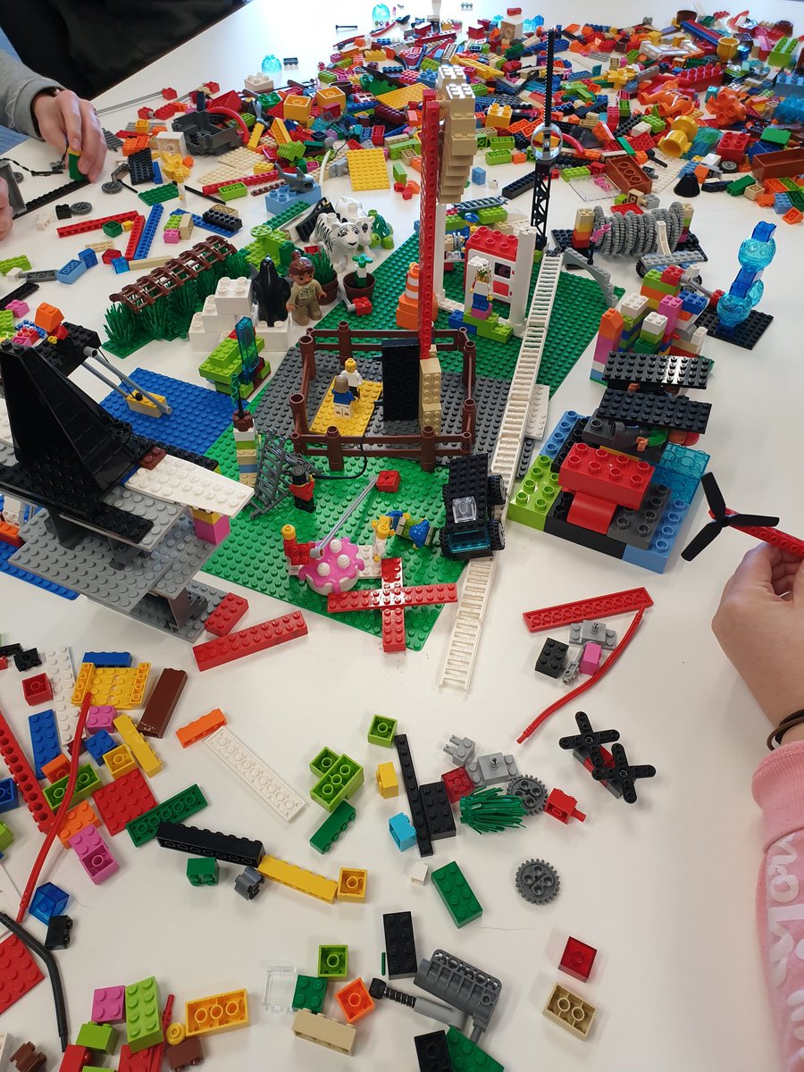 SwinburneSoDA's tweet photo. Future places for thriving 15 years from now #Discoverdesign @Swinburne #LegoSeriousPlay @incognitosum https://t.co/X0lYTGR115