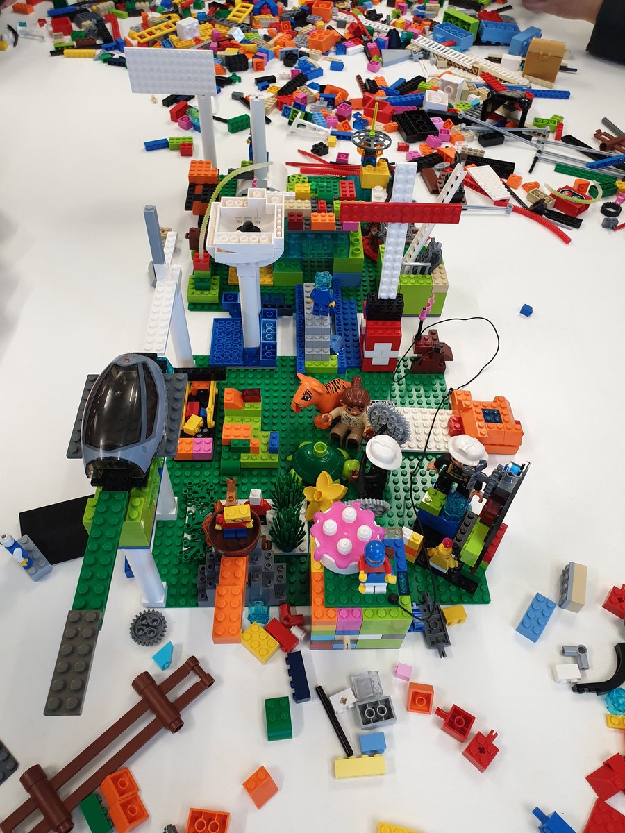 SwinburneSoDA's tweet photo. Future places for thriving 15 years from now #Discoverdesign @Swinburne #LegoSeriousPlay @incognitosum https://t.co/X0lYTGR115