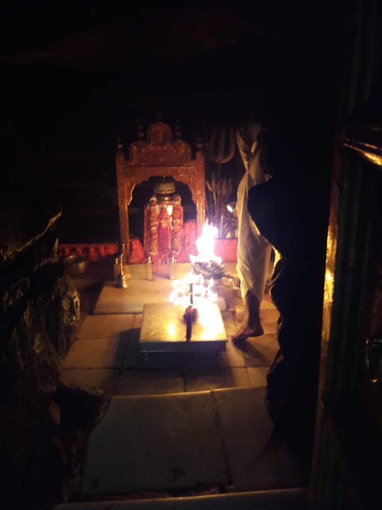 Sandeep_bhojak1's tweet photo. सूप्रभात *जय माता जी सा🚩श्री करणी जी महाराज देशनोक मंगला जोत,आरती दर्शन 10_जुलाई_2019_प्रातः04:00_बजे* माँ करणी आपके सब दुःख दर्द दूर करे । #bikaner #karnimata #temple01 #MothersDay https://t.co/LrHZ2BOQw5