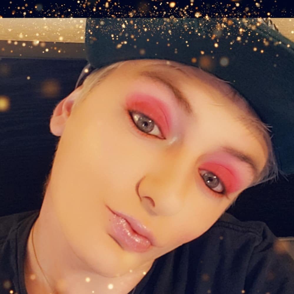 Gizmo_Plur's tweet photo. @JeffreeStar Love love loving the pinks and reds in #jawbreaker and the #brainfreeze highlighter is next level and nothing quite makes the lips pop like #thegloss #sequinglass! https://t.co/r4532iTC2N