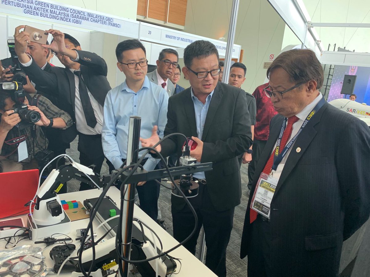DobotRobotics's tweet photo. On July 9, 2019, Sarawak Chief Minister Datuk Patinggi Abang Johari Openg came to our booth at International Digital Economy Conference Sarawak (IDECS) 2019 in Malaysia.#IDECS #dobot #education https://t.co/reONLuxsBz