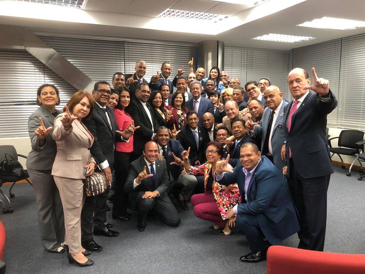 Engeneralrd's tweet photo. Legisladores de la Patria reunidos con @LeonelFernandez después de la rueda de prensa. #TodosPorLaConstitución firmes, pues ¡No hay marcha atrás! https://t.co/4S1SsxJaH1