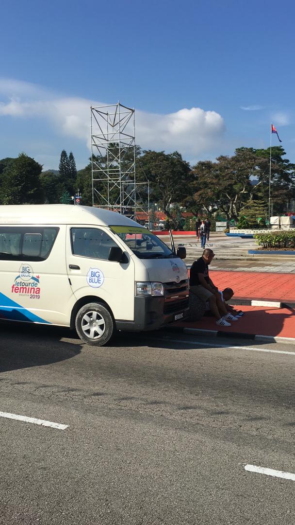 letourdefemina's tweet photo. Good morning Batu Pahat. We are here in Dataran Penggaram, Batu Pahat. This town square is where annual events are held some of which are National Day, Eid and Chinese New Year.
#letourdefemina #ltdf2019 #cyclinglife #cycling #ucicycling #batupahat #johor #malaysia https://t.co/JTW5etyrlA