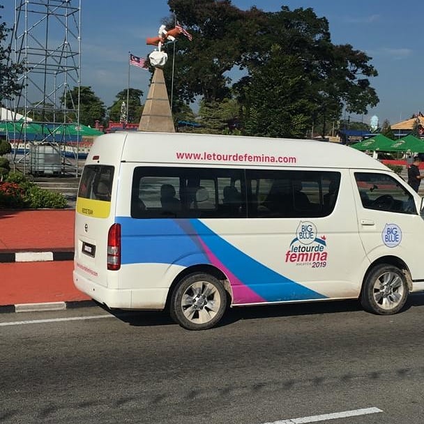 letourdefemina's tweet photo. Good morning Batu Pahat. We are here in Dataran Penggaram, Batu Pahat. This town square is where annual events are held some of which are National Day, Eid and Chinese New Year.
#letourdefemina #ltdf2019 #cyclinglife #cycling #ucicycling #batupahat #johor #malaysia https://t.co/JTW5etyrlA