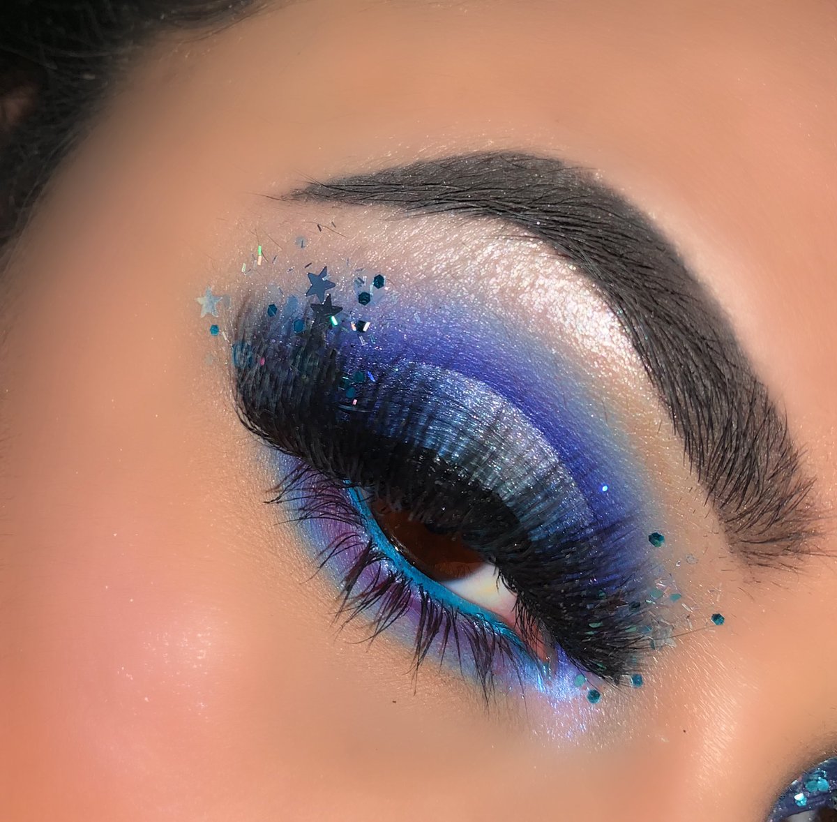 poppin101_'s tweet photo. This happened today 💅🏼💁🏻‍♀️
@JeffreeStar blue blood pallet @glitz_candy supernova glitter #makeuprevolutionprlist @MakeupRevUSA 
Retweet please &amp; if you don’t already please follow @poppin101_with_bella on insta 🤞🏼🤗 https://t.co/NllxMdR2FD