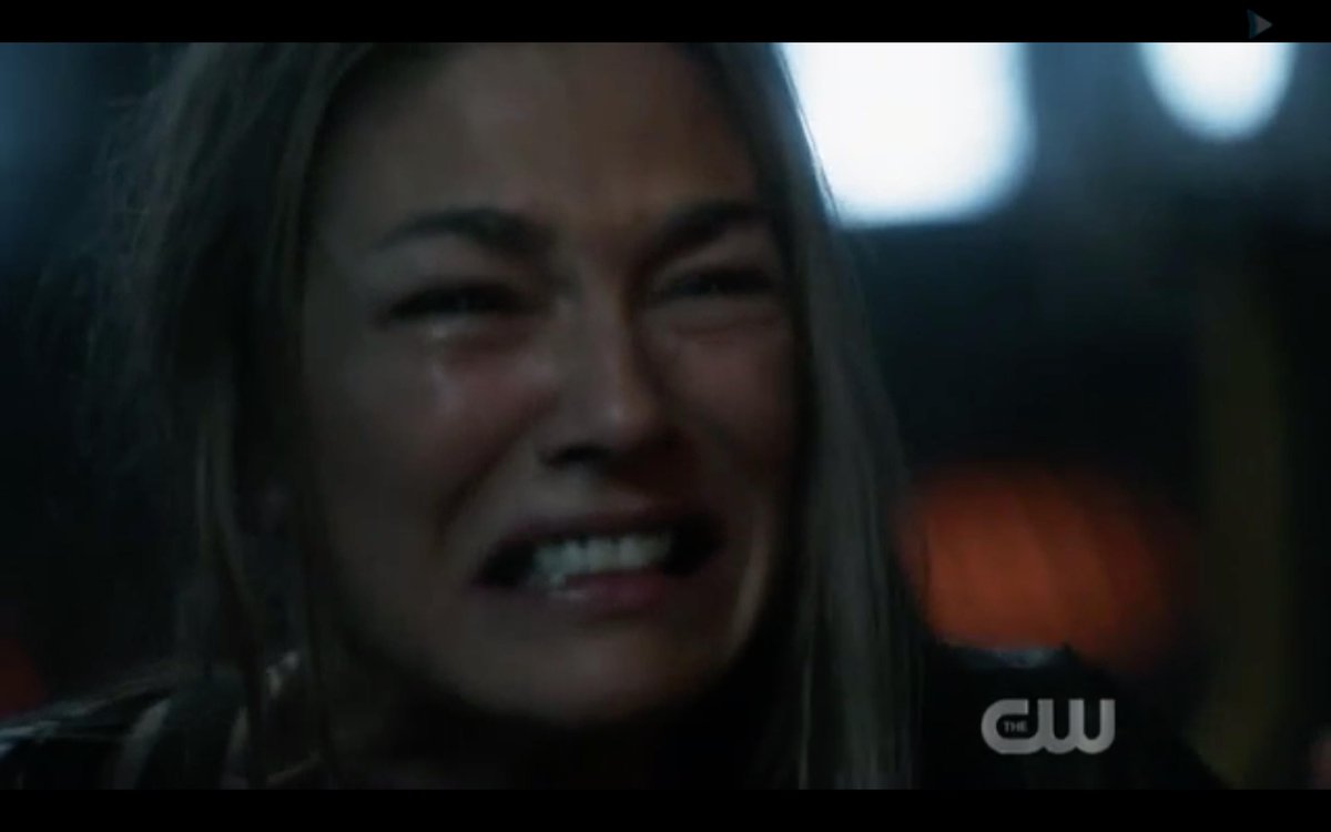 Mo9Ja's tweet photo. This incredibly heartbreaking parallel 😭😭😭 

#Kabby #The100 https://t.co/PmKG12Drkz