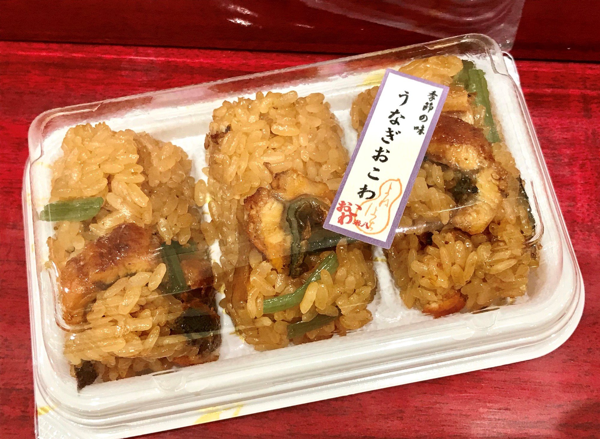 小田急百貨店 町田店 公式 たっぷりのきざみ鰻に 相性の良い牛蒡を炊き込んだ うなぎおこわ や 梅が入った彩り鮮やかなちらし寿司風の 梅寿し祭りおこわ など この時季限定の味が登場している地下1階 おこわ米八 店内の厨房でふっくら丁寧に