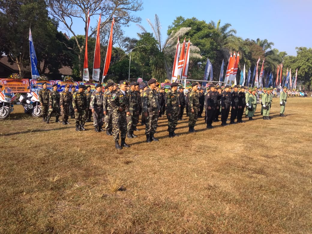 TrimoHarnanto9's tweet photo. Para sahabat mengikuti apel kebangsaan dalam rangka menyambut HUT Bayangkara ke73 dilapangan sawitan magelang,Bersama polres magelang, TNI,Banser,Satpol pp,satpam dan limas
#KitaIniSama 
#KitaSATUIndonesia https://t.co/EzfLvvzhAa