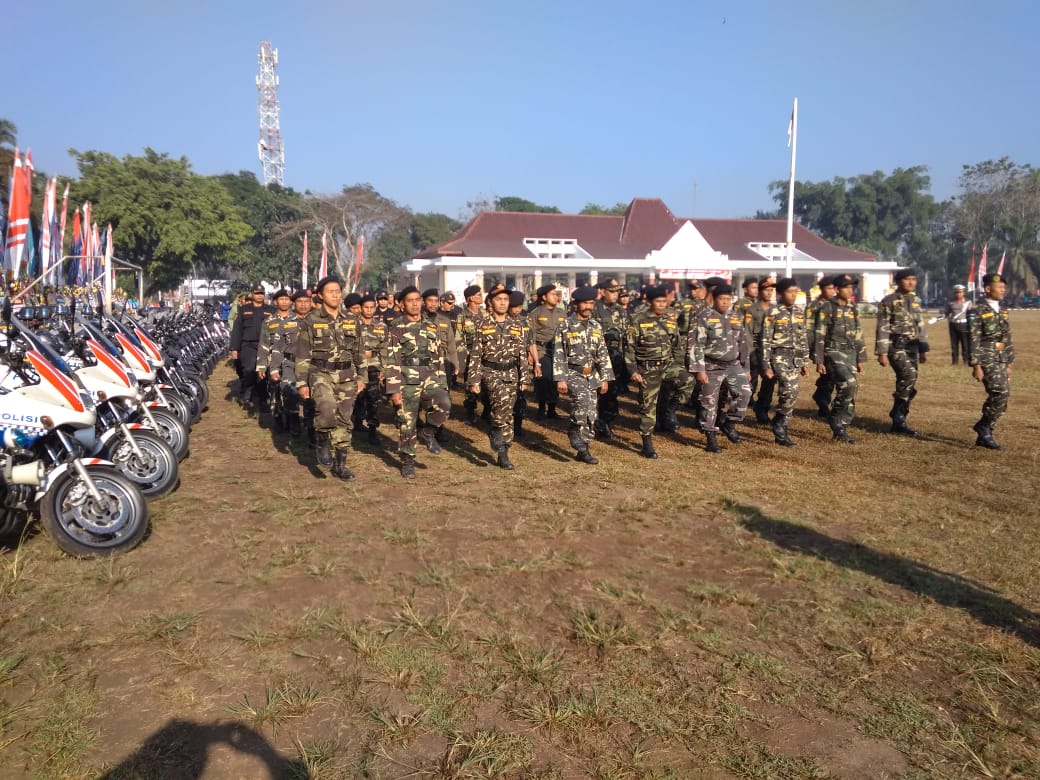 TrimoHarnanto9's tweet photo. Para sahabat mengikuti apel kebangsaan dalam rangka menyambut HUT Bayangkara ke73 dilapangan sawitan magelang,Bersama polres magelang, TNI,Banser,Satpol pp,satpam dan limas
#KitaIniSama 
#KitaSATUIndonesia https://t.co/EzfLvvzhAa
