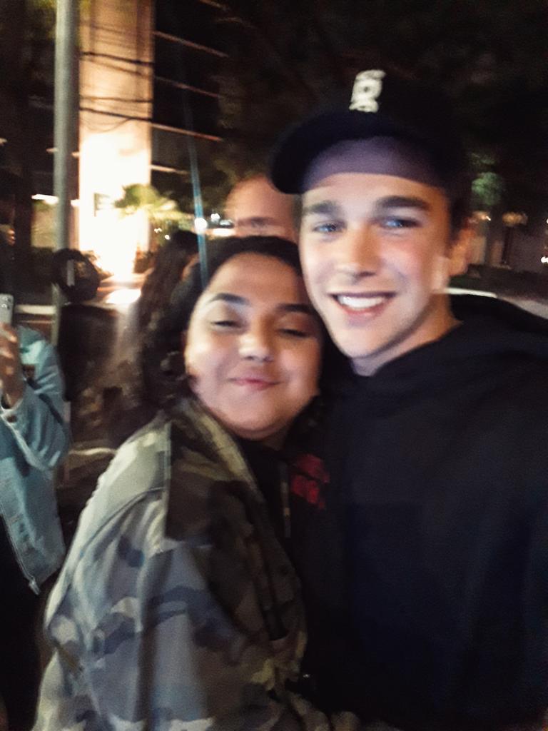 1drewdrctn's tweet photo. I FINALLY MET HIM! I WAS FREEZING, SHAKING... AND HE MADE ME THE MOST HAPPY PERSON IN THIS HOLE WORLD. I LOVE U! SEE U TOMORROW!
@AustinMahone
@MahoneAccess
#WelcomeToBrazilAustin https://t.co/xGboy0msS5