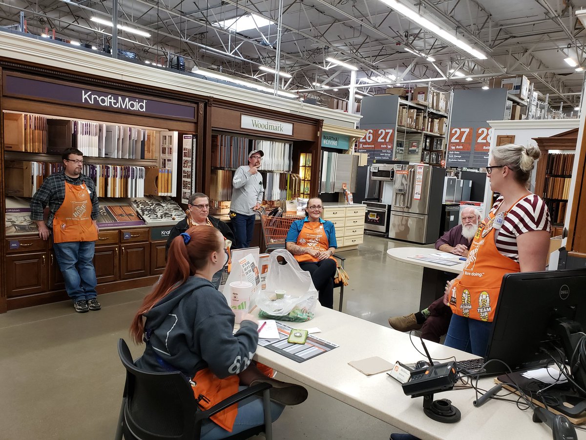 SASM_4009's tweet photo. Great Specialty Tuesday led by @EmilyWaverly. Way to drive engagement on the floor and recognise the hard work put in by our Specialists! #140Strong4009 #DrivingSales https://t.co/173OjjEp6I