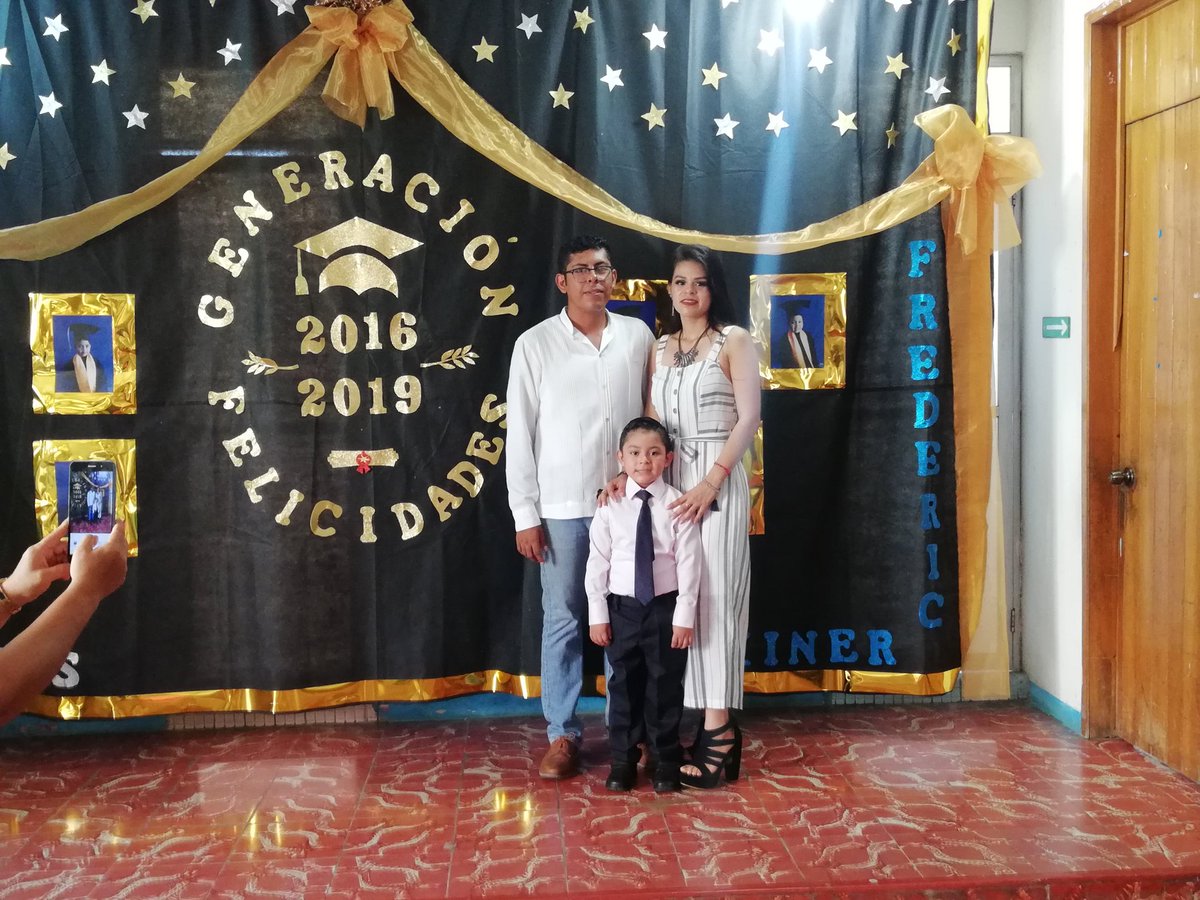 ProfeCastillo_'s tweet photo. Muchas felicidades chiquis, ahor a disfrutar de las Vacaciones que la primaria te espera. https://t.co/AOtBHW94AV