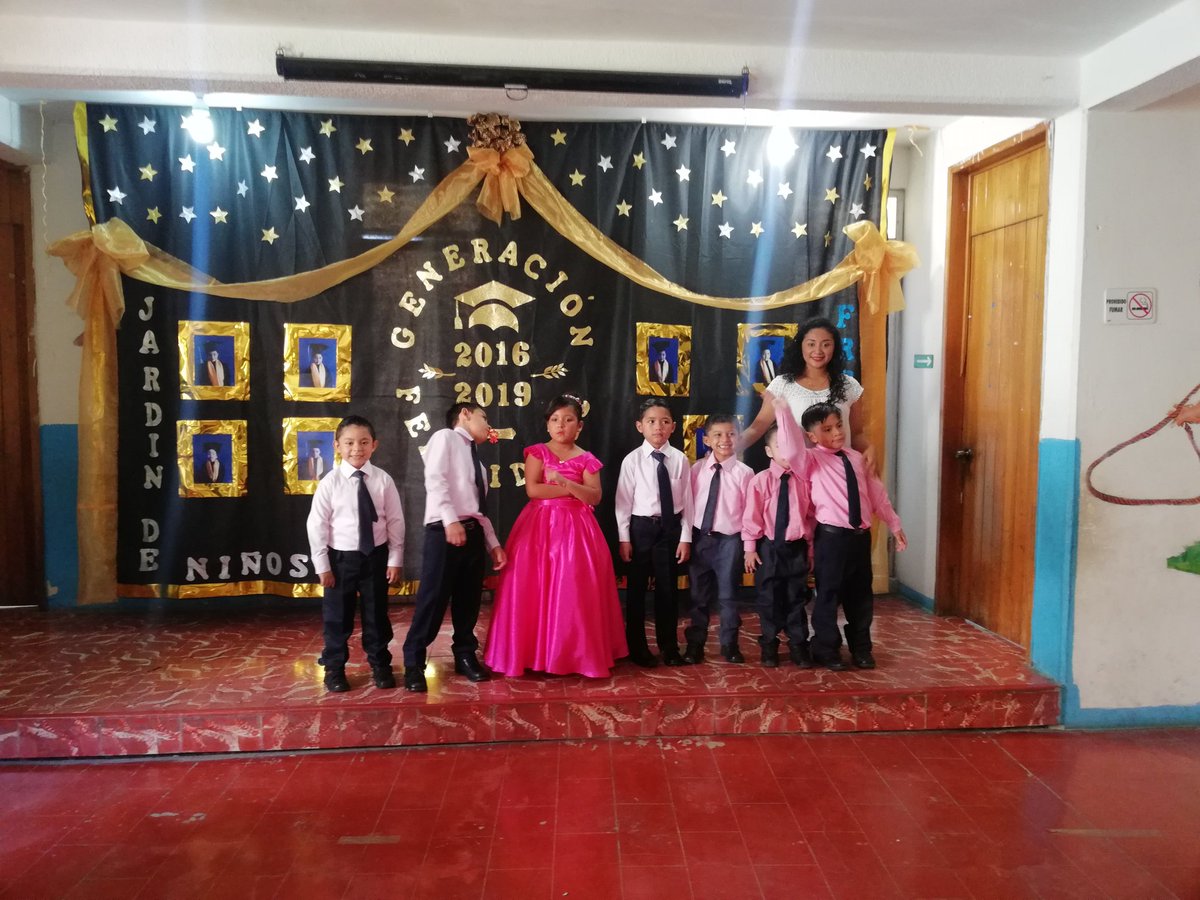 ProfeCastillo_'s tweet photo. Muchas felicidades chiquis, ahor a disfrutar de las Vacaciones que la primaria te espera. https://t.co/AOtBHW94AV