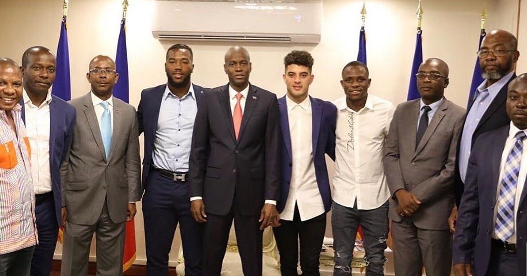 DialogueRezo's tweet image. Le Président de la République a reçu, au siège de la Présidence haïtienne, mardi, les joueurs présents de la sélection haïtienne de football.