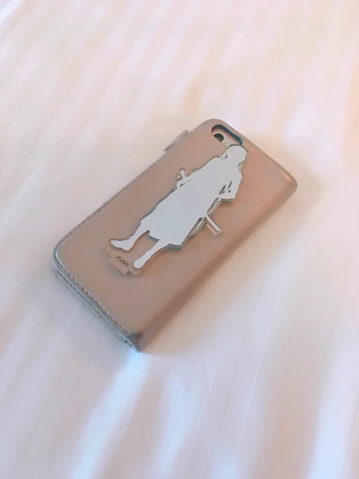 那覇のアニメイトで千代金丸のアクキーを買ったのにホテルに着いたらアクキーを無くしたことに気付いた。ごめん千代ごめん…と荷物をベッドにぶちまけて落ち込んでいた私に友達が「スマホのケースに挟まってるんじゃない?」とアドバイスくれたんだけど、アクキーがスマホに挟まるはずな