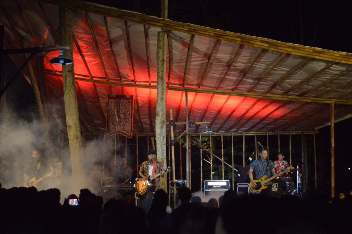 Terimakasih <a href="/infoFKY/">Fest. Kebudayaan Yogyakarta</a> malam yg hangat walaupun sebenernya adem2 sembribit ckck

sampai jumpa di show selanjutnya