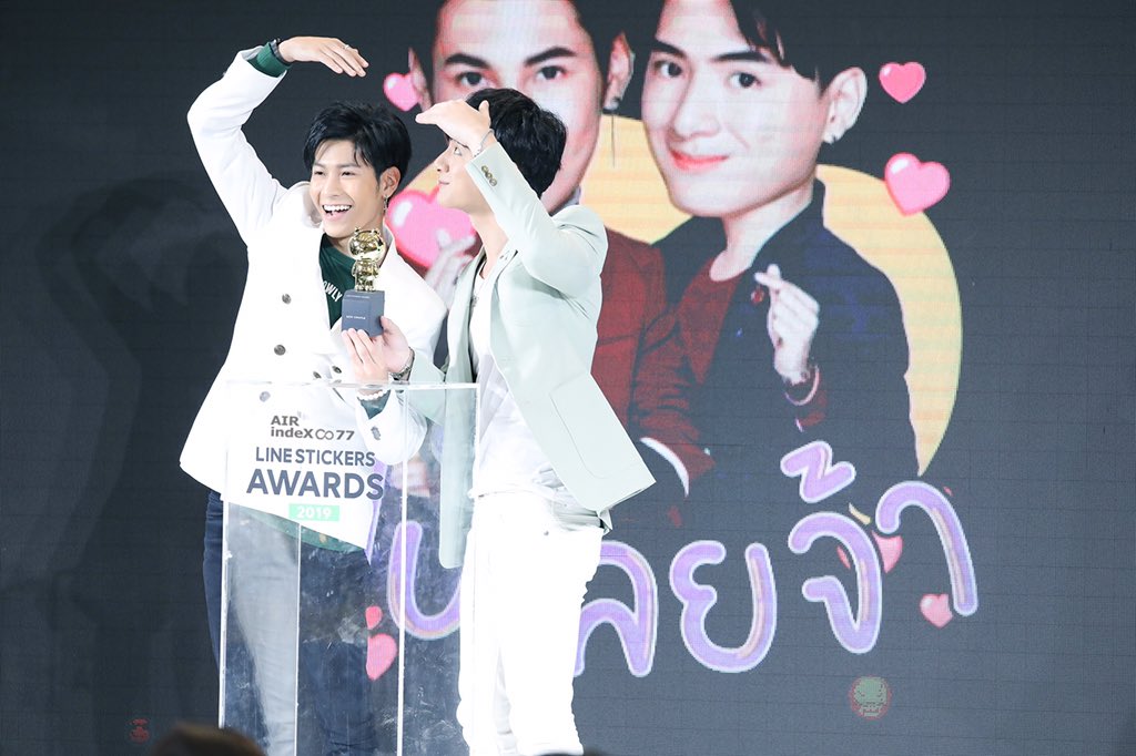 AIRindeX8's tweet photo. 190709 LINESTICKERSAWARDS
@kristtps @stjinx_maya 比❤️
#KristPerawat
#SingtoPrachaya 
#LINESTICKERSAWARDS https://t.co/qSFF3kf0yo