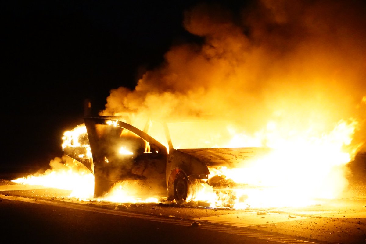 pressefotosdk's tweet photo. Kraftig ild i bil på motorvej E45 ved Tilst natten til onsdag.
Inderste spor spærret under slukningsarbejdet.
#ildibil #brand #e45 #tilst #politidk #nyheder https://t.co/7Uzag9Th4I