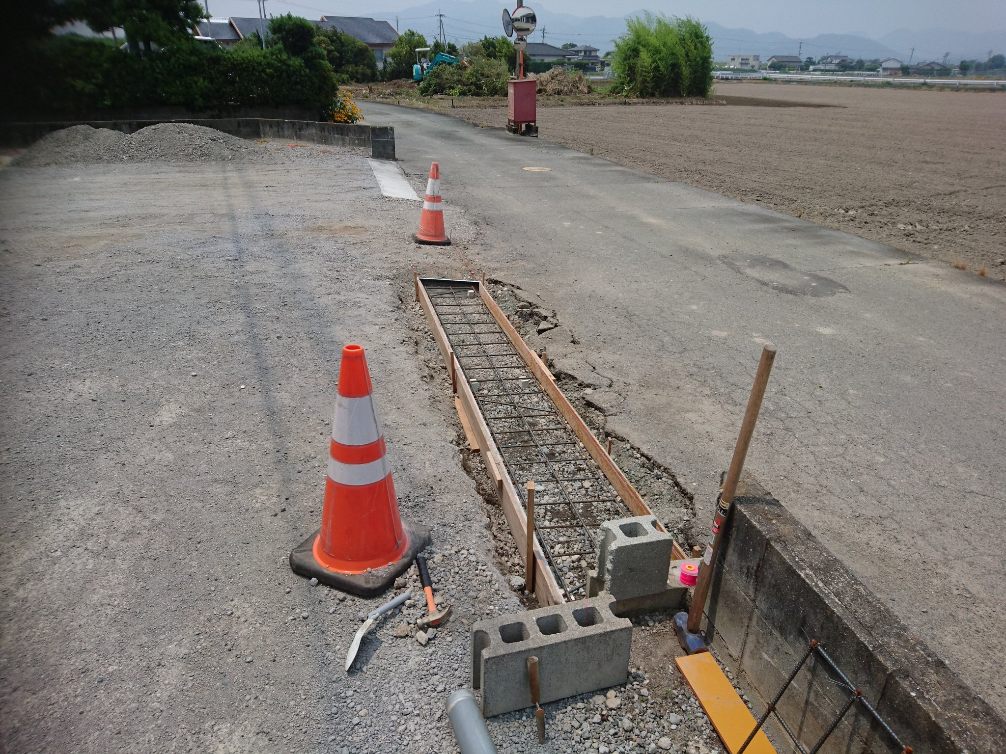 タカポンチャンネル Youtube Pa Twitter やっと完成 駐車場の自作土止め ミキサーも買ったし3分割で3回の日曜日に分けて打ったけど まぁ 大変なお仕事よねコレ トレーラーも入れ易く広々とした乗り入れ口にはなりました アスファルトは業者補修です 駐車場