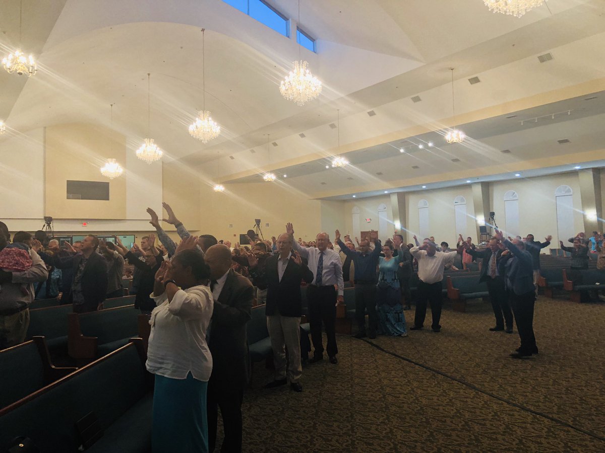 mundopentecosta's tweet photo. La oración ministerial en unidad rompe cadenas, desata ataduras y permite un fluir de Dios.
La unción descendió y fuimos todos llenos del Espíritu Santo.
Los Pentecostales tenemos una y otra vez la experiencia de Pentecostes. #STDX https://t.co/rihomDpksz