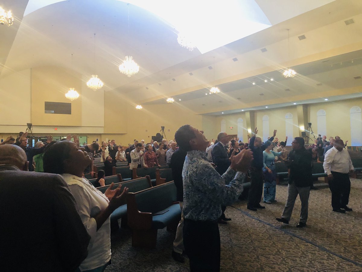mundopentecosta's tweet photo. La oración ministerial en unidad rompe cadenas, desata ataduras y permite un fluir de Dios.
La unción descendió y fuimos todos llenos del Espíritu Santo.
Los Pentecostales tenemos una y otra vez la experiencia de Pentecostes. #STDX https://t.co/rihomDpksz