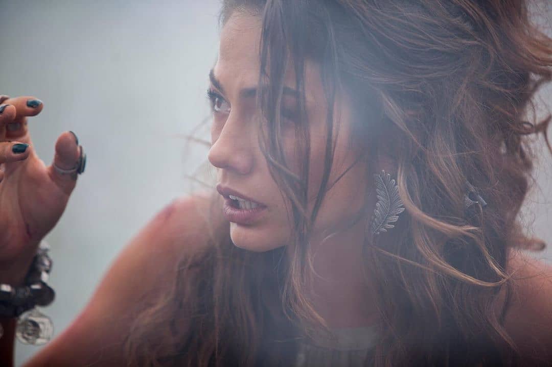 Demet Özdemir sen harika bir detaysın! Keşke dramatik bir dizide oynasan.