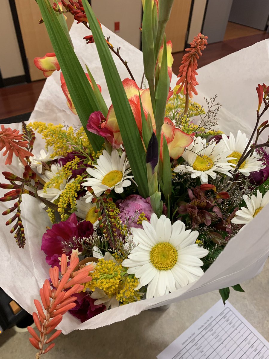 melfoyay's tweet photo. Coworker bought his wife flowers from the market ♥️😫 https://t.co/r62OH6fgA6