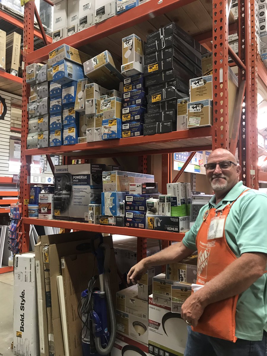 YolandaFoster18's tweet photo. DS James L making his clearance bay neat, clean, located and easy to shop. #ThisLooksGood #SellThrough @CornelyJohn @Lorrainbutler @dennison_bryan @JimLeo6 @Lena_0623 @okello163 @VDavis1229 https://t.co/gXAIlrBlRh