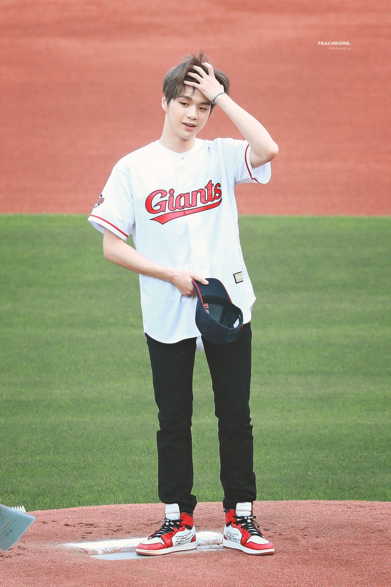 peachbomb1210's tweet photo. 190709 ⚾️

세상에서 제일 청량한 멈무 (·•︠ ᴥ •︡ し)

#강다니엘 #KangDaniel https://t.co/MKImWLh0pb