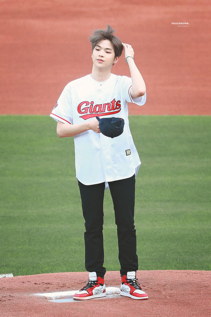 peachbomb1210's tweet photo. 190709 ⚾️

세상에서 제일 청량한 멈무 (·•︠ ᴥ •︡ し)

#강다니엘 #KangDaniel https://t.co/MKImWLh0pb