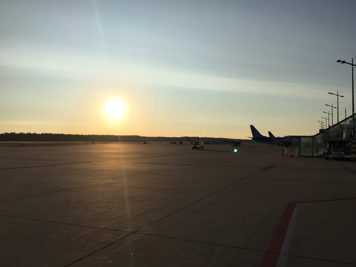 JulyHartung's tweet photo. On my way to the city which hosted the Olympic Games for THREE times! Who knows it? #teamsiemens #traveltime #SiemensEvents ✈️ https://t.co/V1tTupsuP6