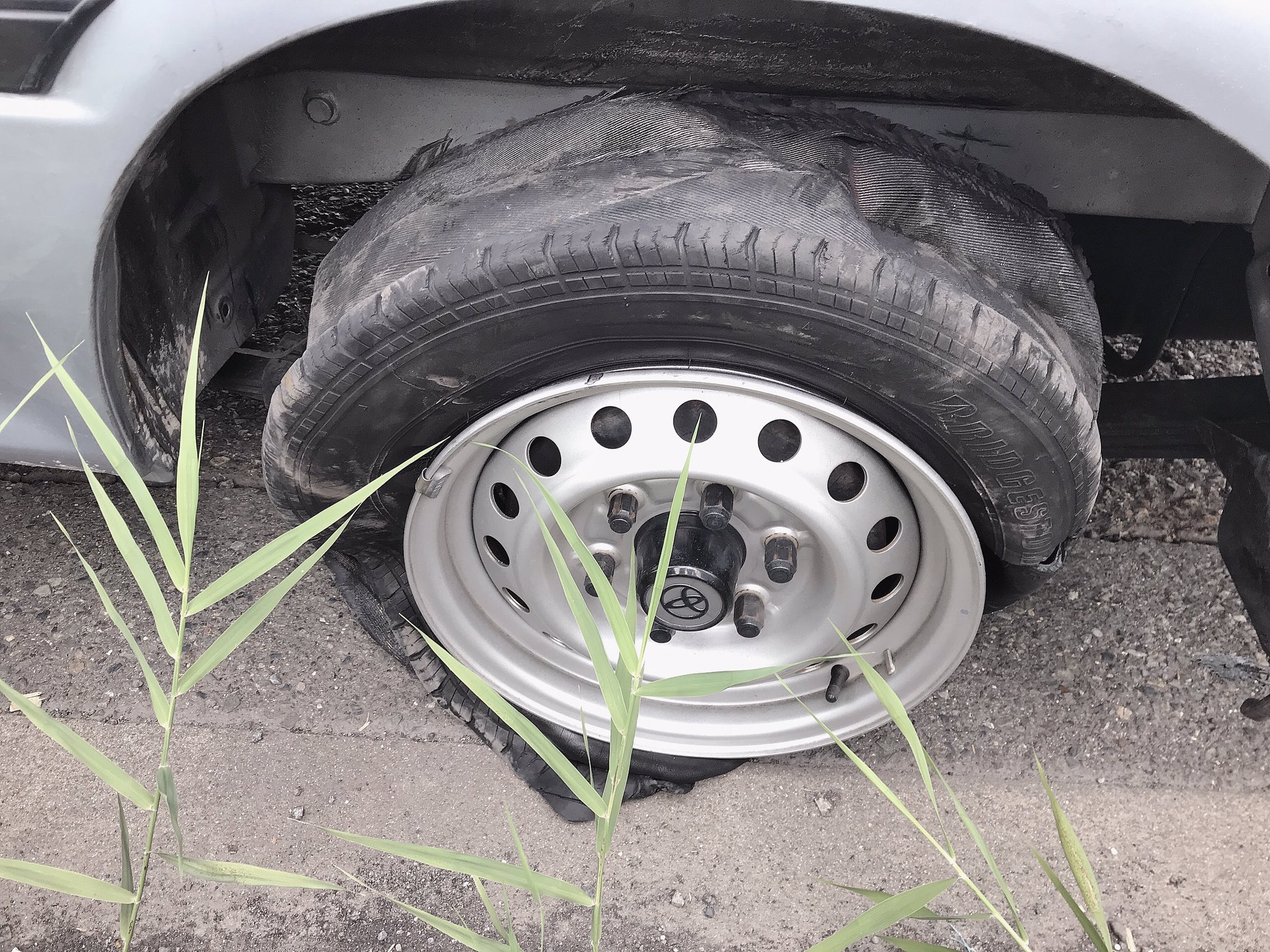 تويتر Novelbright على تويتر お知らせ 現在東京に向かう道中で 車のタイヤがバーストしてしまい走行困難となった為 一時停車しております その為 本日の東京での路上ライブが遅れることが予想されます 到着時刻が分かりましたら再度アナウンスさせて頂き