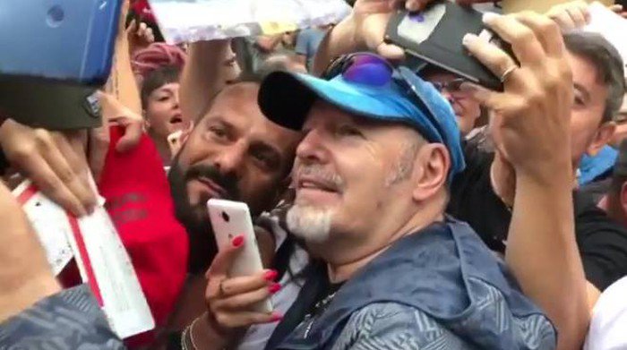 Carlino_Modena's tweet photo. Vasco Rossi, fan sotto casa a Zocca. Alberghi pieni https://t.co/6BgnJu3SCF https://t.co/4YRiIEMJup