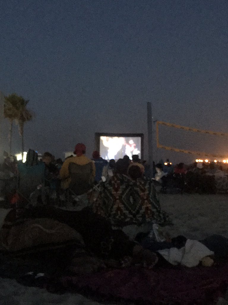 justbadluckk's tweet photo. Movie on the beach #eastlongbeach #rosiesdogbeach #movieonthebeach https://t.co/tsNFzTl2xR