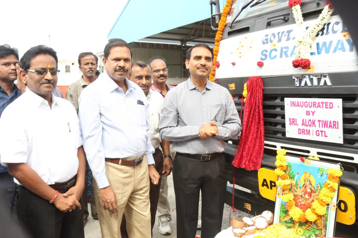 drmgtl's tweet photo. DRM Guntakal Shri ALOK TIWARI, Inspected and Inaugurated Newly Equipped, ROAD MOBILE ACCIDENT RELIEF TRUCK at Guntakal on 09.07.2019 @SCRailwayIndia @PiyushGoyal https://t.co/fNTZCQEVhw