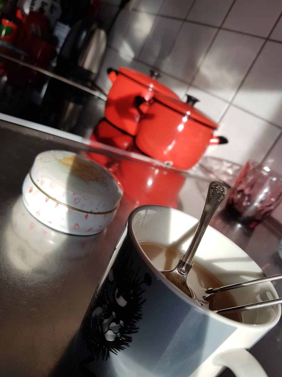 dunkla_rum's tweet photo. Morgonkram ❤
Någon skulle upp extra tidigt,
sen skulle inte någon det.
Grattis till mig.
Nu sitter jag iaf med en mugg te & några kakor härute innan jag måste sätta fart. #hejaoss https://t.co/4x3Cm717EB